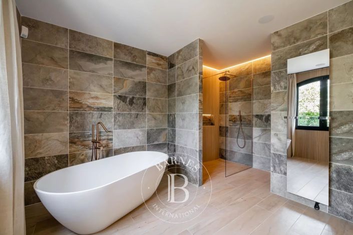 Image No.17-5 Bed House for sale