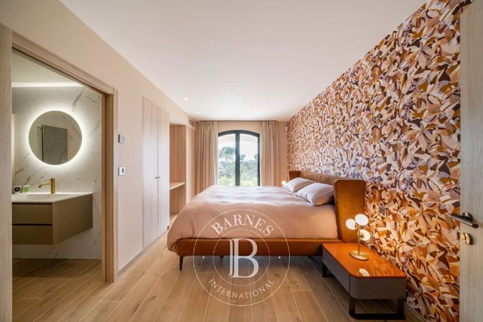 Image No.9-5 Bed House for sale