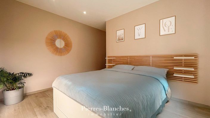 Image No.8-5 Bed House for sale