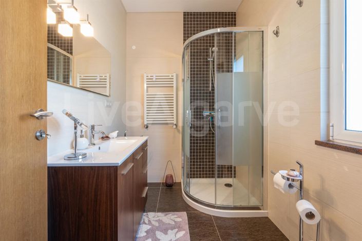 Image No.17-4 Bed House for sale