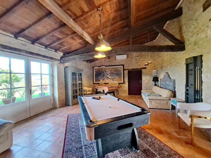 Image No.10-7 Bed Property for sale