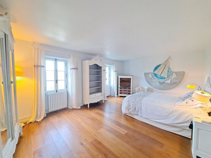 Image No.17-7 Bed Property for sale