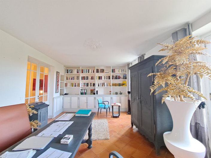 Image No.9-7 Bed Property for sale