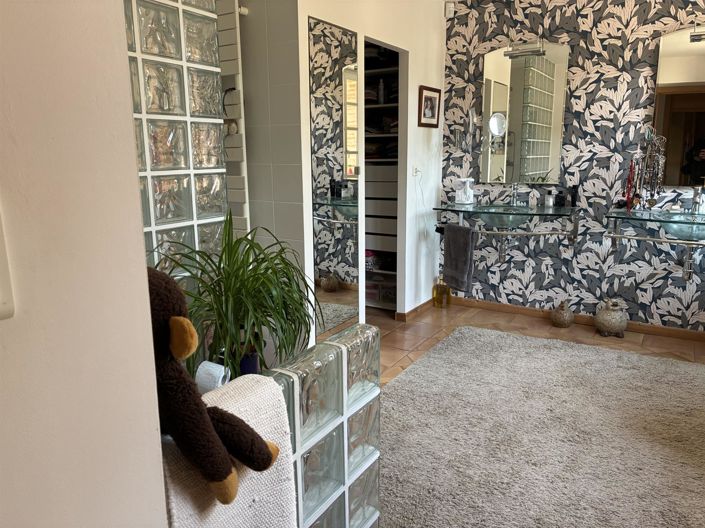 Image No.20-7 Bed House for sale