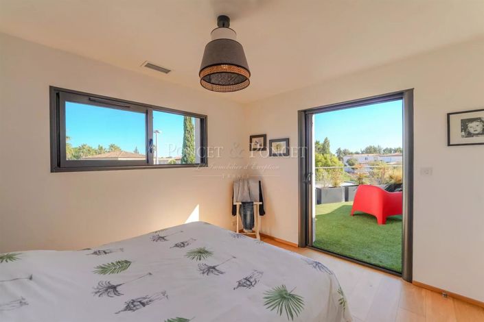 Image No.22-5 Bed House for sale