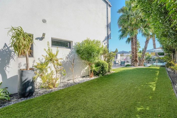 Image No.8-5 Bed House for sale