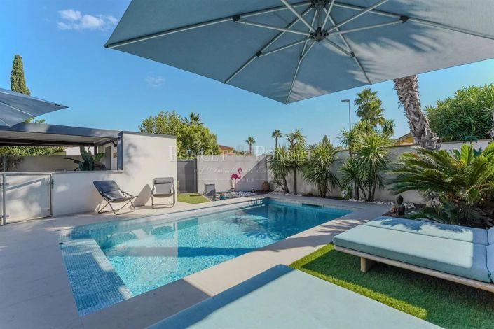 Image No.8-5 Bed House for sale