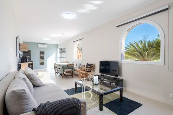 Image No.18-5 Bed House for sale