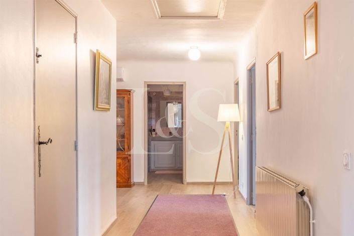 Image No.8-8 Bed House for sale