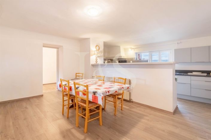 Image No.9-8 Bed House for sale