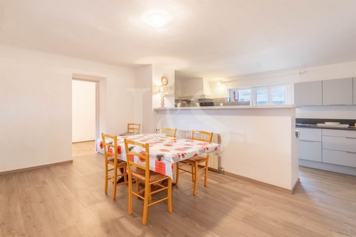 Image No.9-8 Bed House for sale