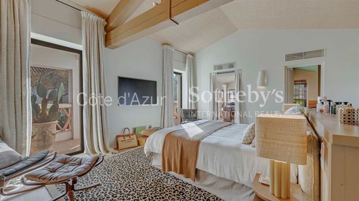 Image No.12-6 Bed Property for sale