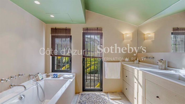 Image No.14-6 Bed Property for sale