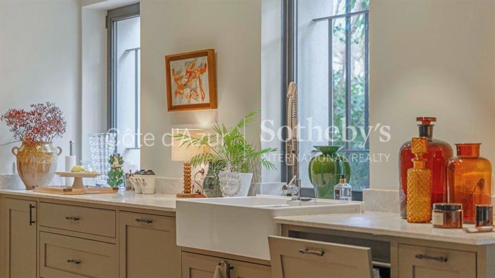 Image No.20-6 Bed Property for sale