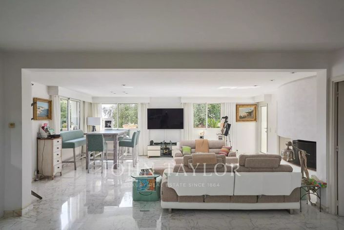 Image No.8-5 Bed House for sale