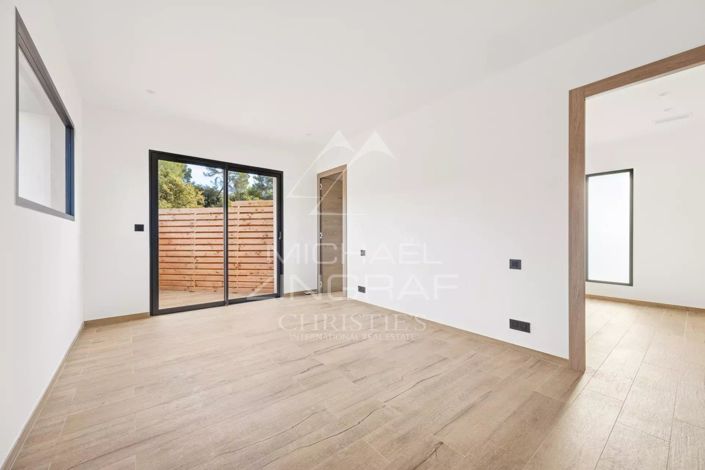 Image No.8-3 Bed House for sale