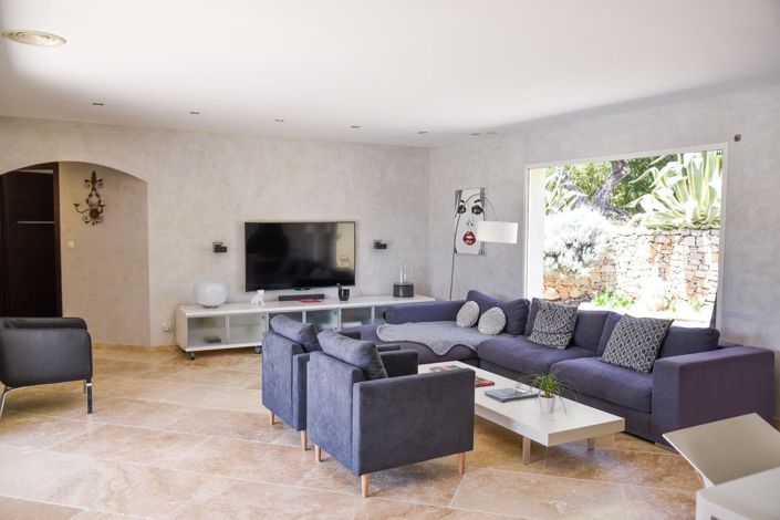 Image No.8-7 Bed House for sale