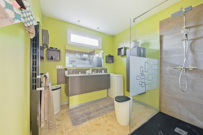 Image No.8-5 Bed House for sale