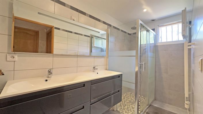 Image No.9-5 Bed House for sale