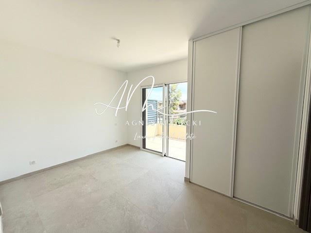 Image No.10-3 Bed House for sale