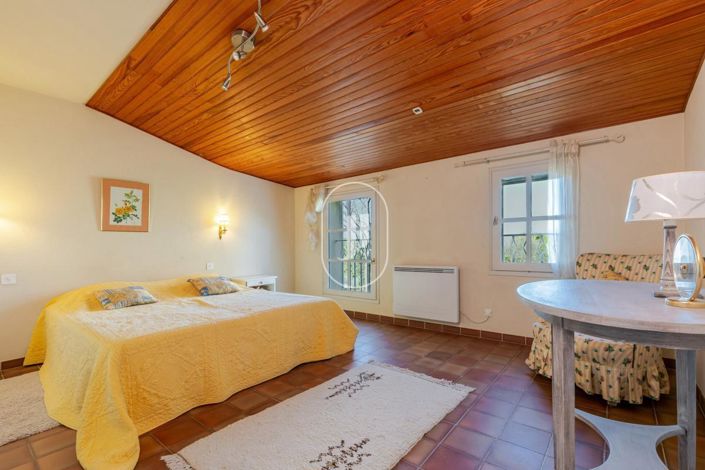 Image No.10-6 Bed House for sale