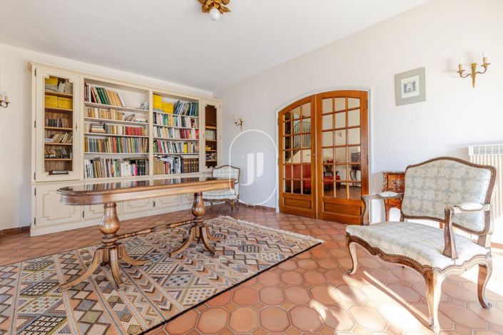 Image No.8-6 Bed House for sale