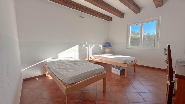 Image No.8-6 Bed House for sale