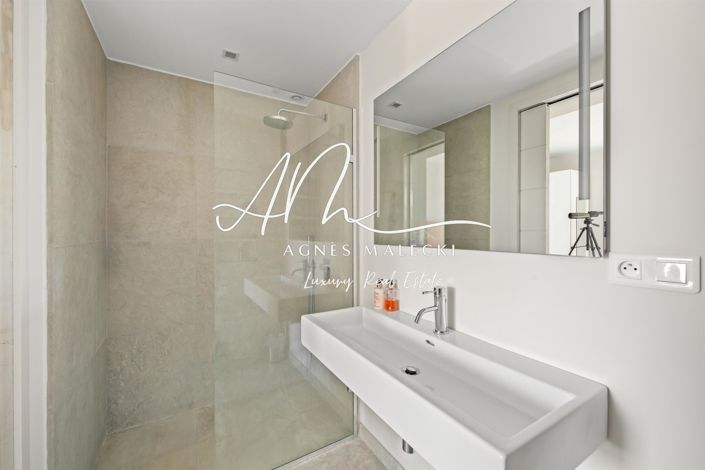 Image No.16-5 Bed House for sale