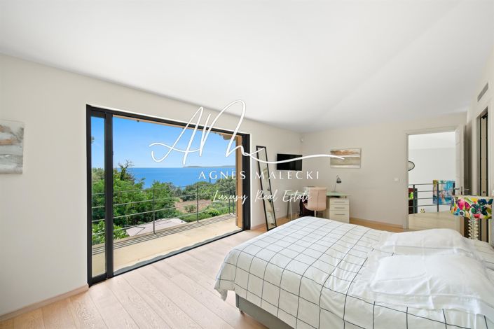 Image No.8-5 Bed House for sale