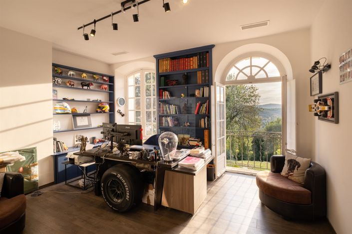 Image No.18-6 Bed House for sale