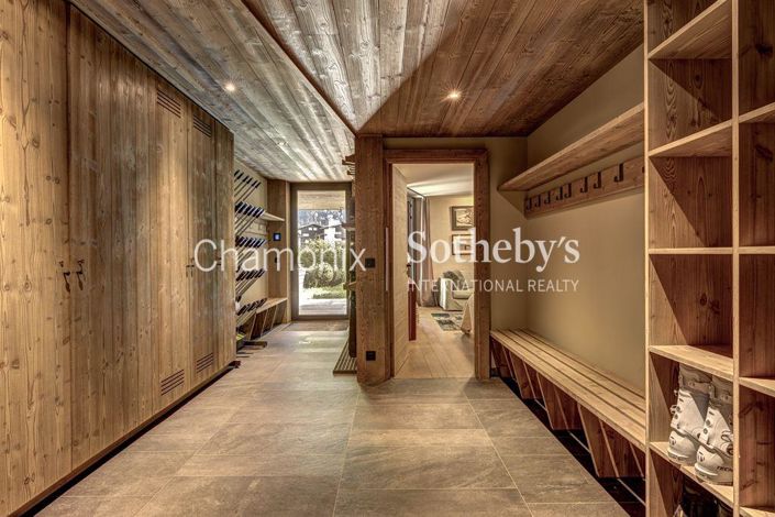 Image No.17-7 Bed Property for sale