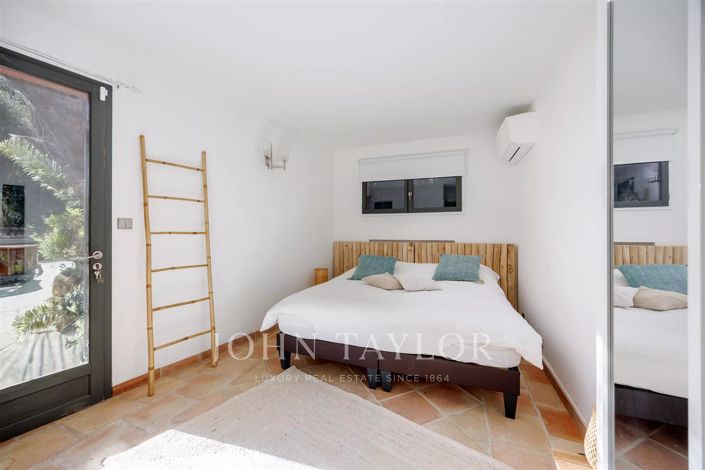 Image No.8-4 Bed House for sale