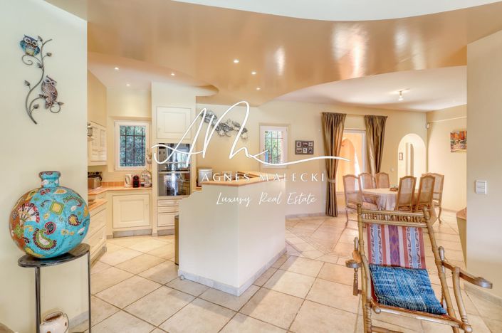 Image No.2-5 Bed House for sale