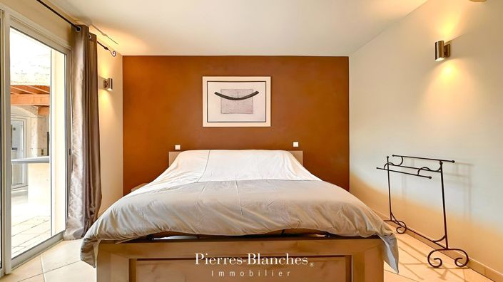 Image No.8-5 Bed House for sale