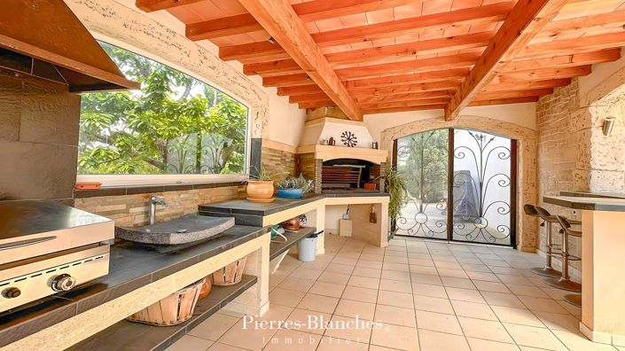 Image No.9-5 Bed House for sale