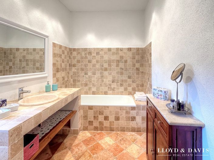 Image No.12-5 Bed House for sale