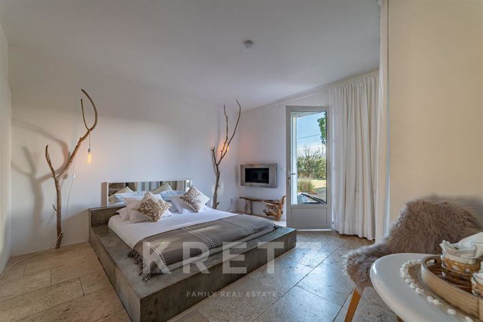 Image No.8-5 Bed House for sale