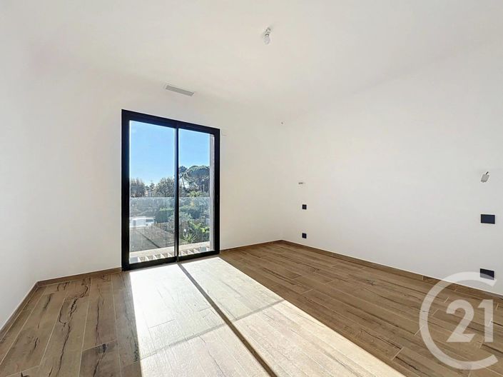 Image No.10-3 Bed House for sale