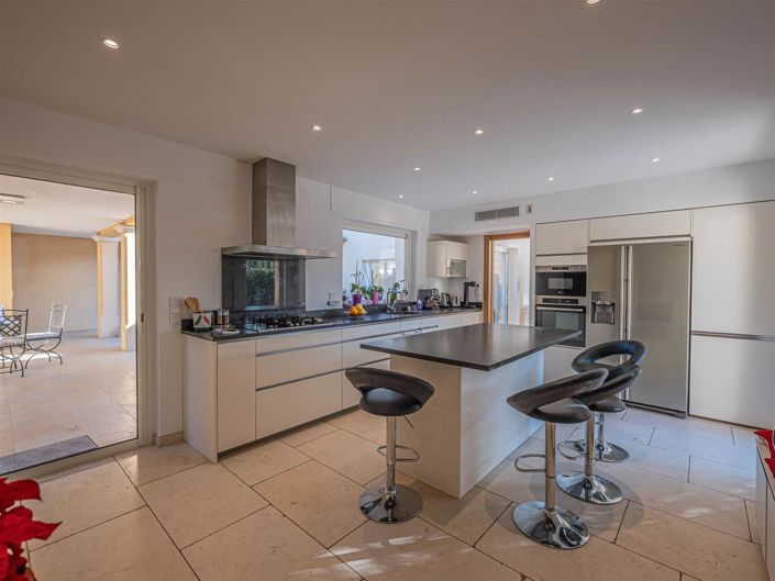 Image No.8-5 Bed House for sale