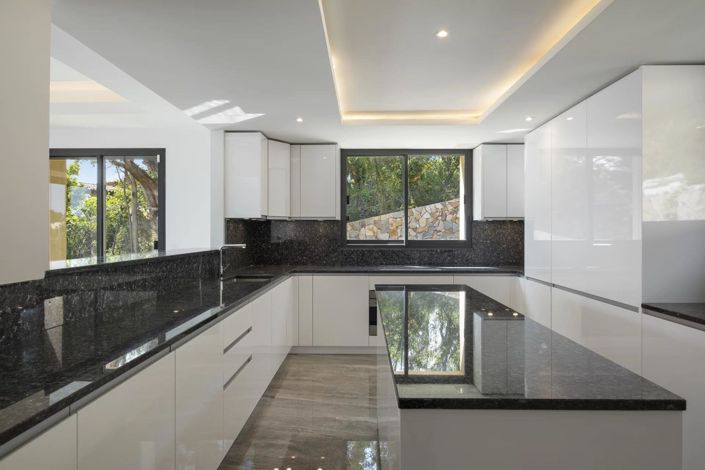 Image No.6-6 Bed House for sale