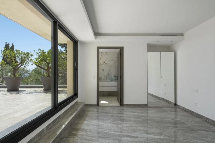 Image No.8-6 Bed House for sale