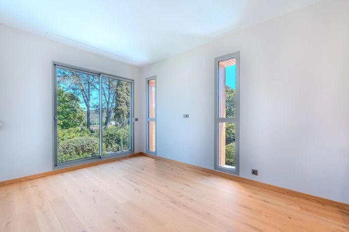 Image No.17-4 Bed House for sale