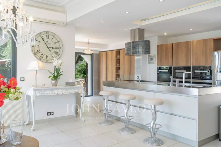 Image No.8-5 Bed House for sale