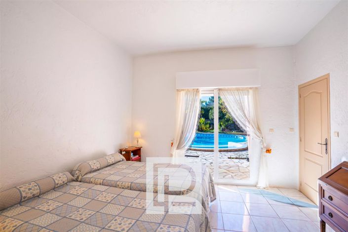 Image No.8-4 Bed House for sale