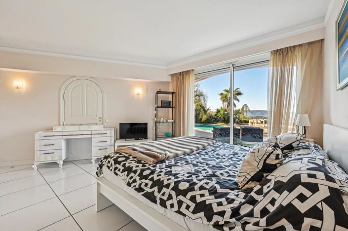 Image No.6-6 Bed House for sale