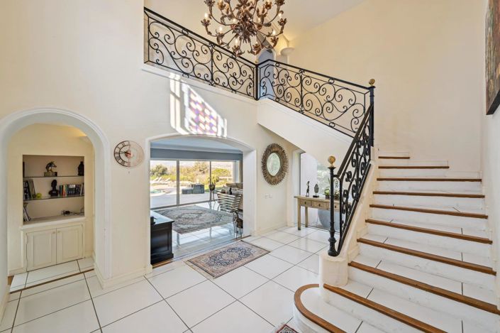 Image No.8-6 Bed House for sale