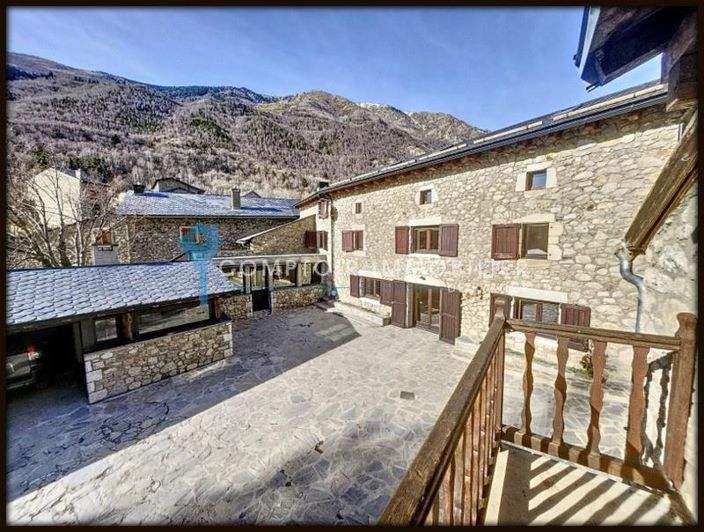 Image No.4-8 Bed House for sale