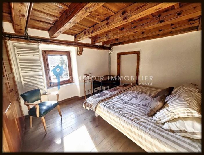 Image No.8-8 Bed House for sale