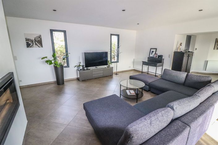 Image No.10-3 Bed House for sale