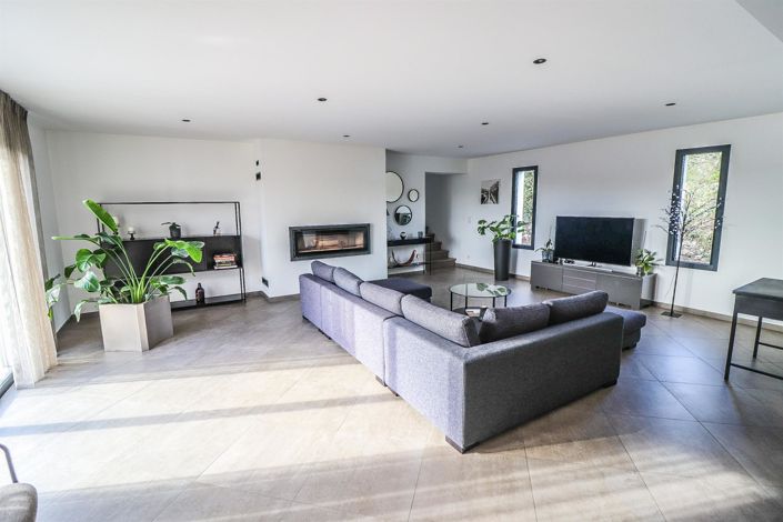 Image No.9-3 Bed House for sale